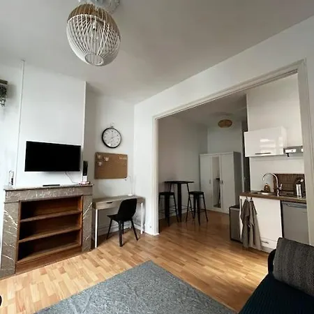 Beau Cosy Et Meuble Lez Lille, France Loos